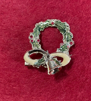 Vintage Christmas Wreath Bow & Swinging Bell Brooch Lapel Pin Jewelry